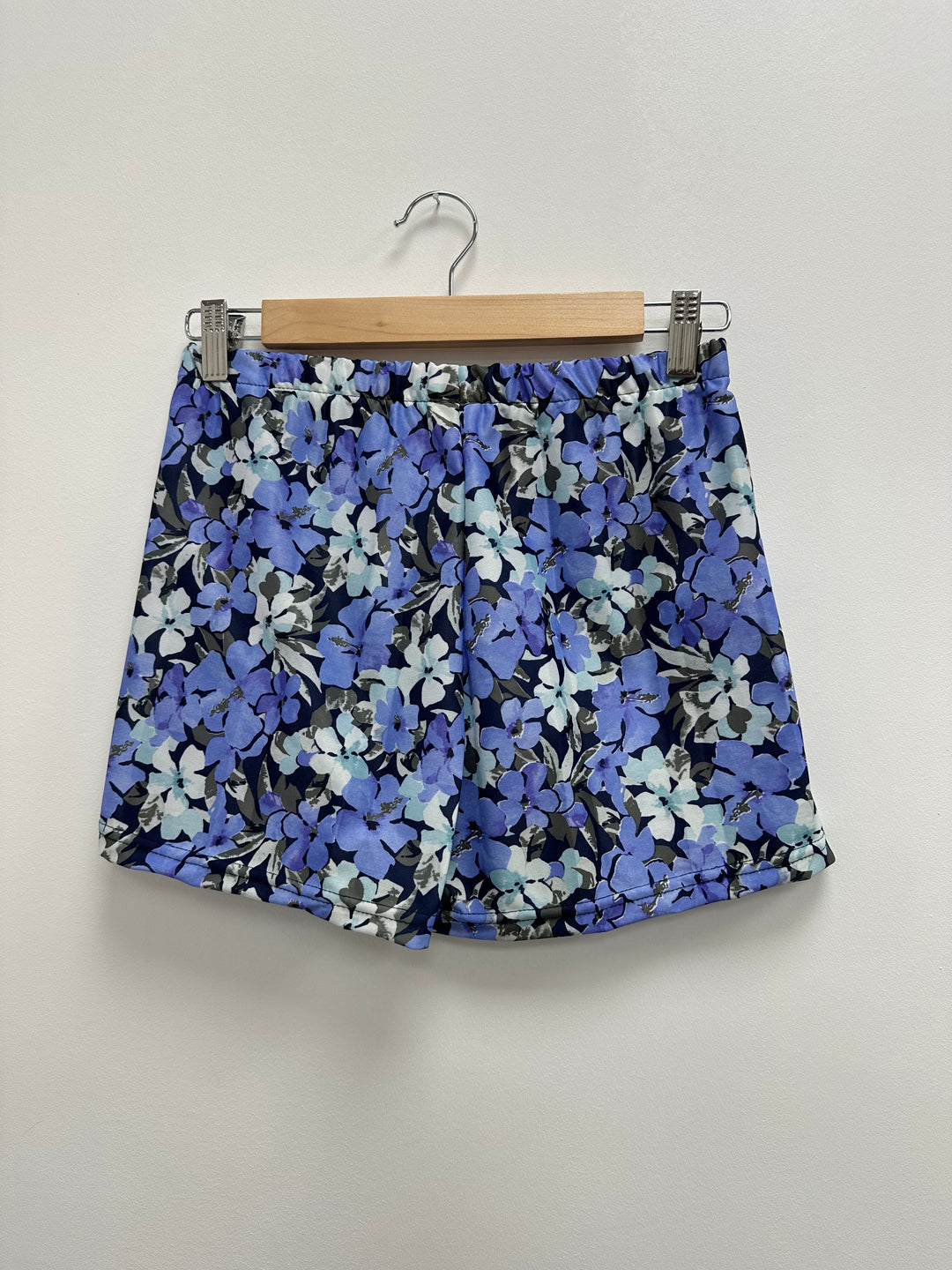 Short upcylé bleu à fleurs