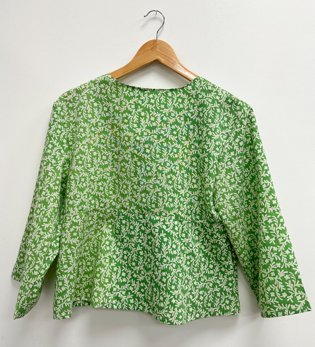 Blouse upcyclé blanche et verte - S/M