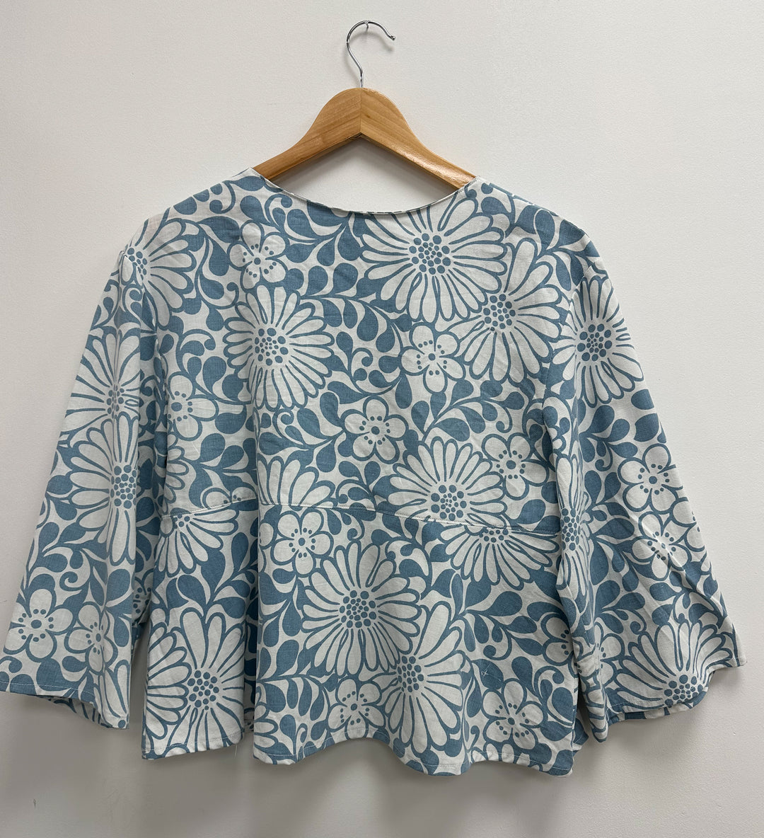 Blouse upcyclé blanche et bleu 70’s - L