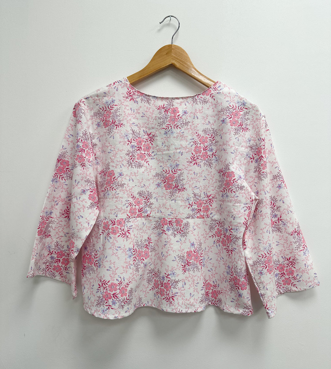 Blouse upcyclé blanche à fleurs roses - S